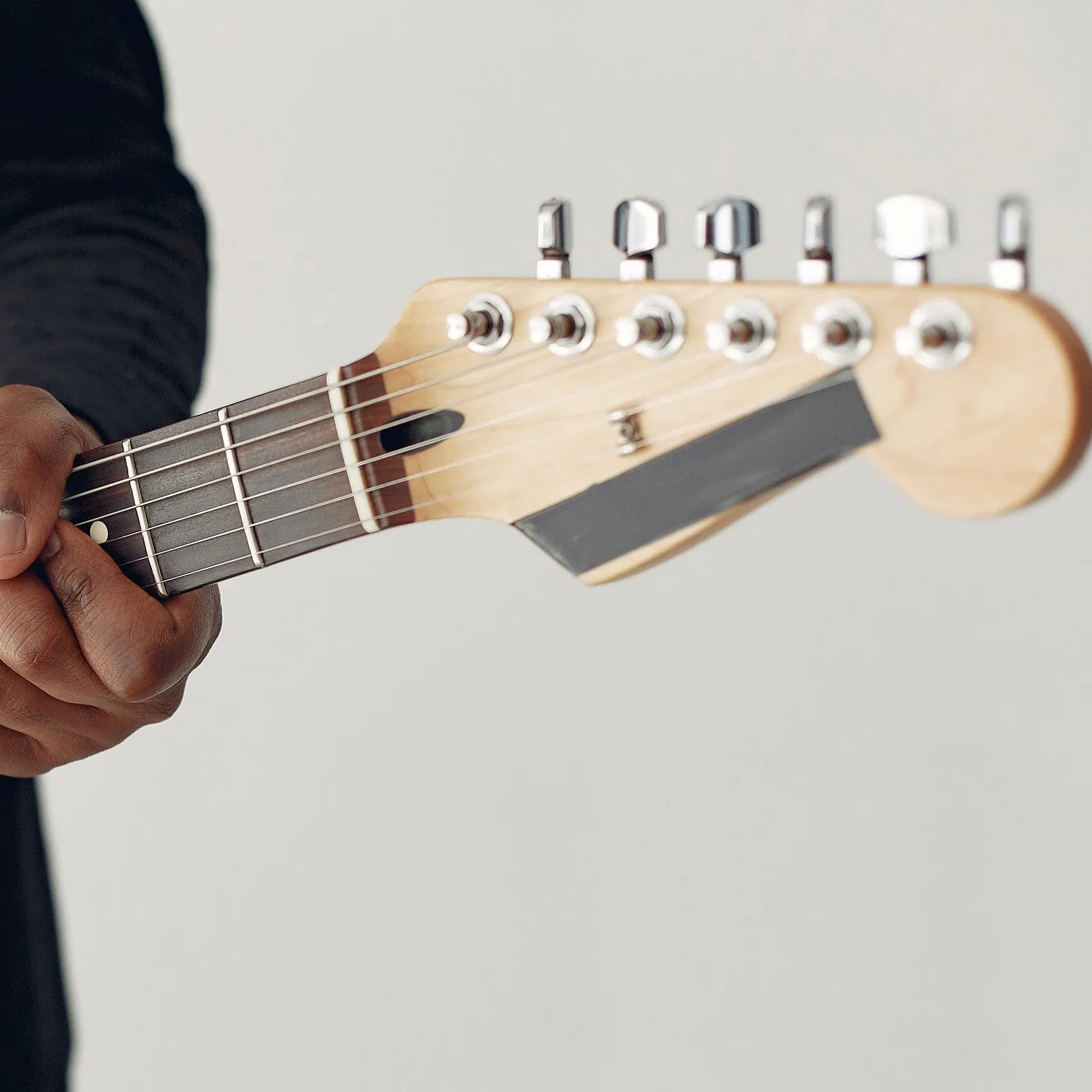 

6PCS/lot Guitar String Tuning Pegs Metal Semi-Closed Guitar String Button Tuner Machine Heads for Acoustic Electric Guitars