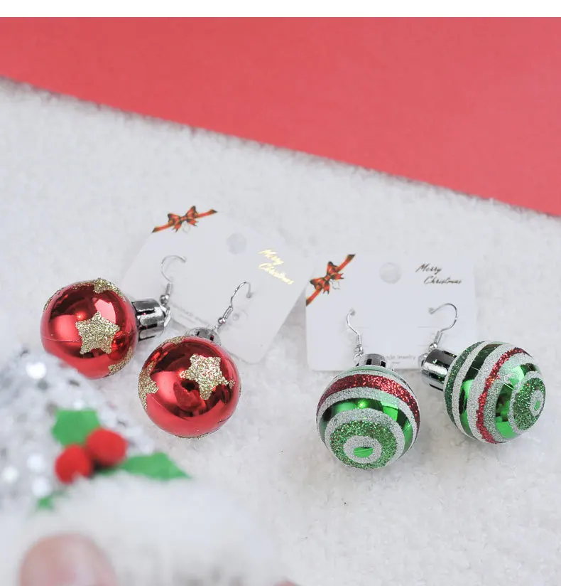 Новогодние серьги лампочка красного и зеленого цвета в форме снежинок виде