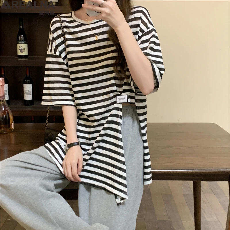 

Женская футболка с коротким рукавом, круглым вырезом и разрезом