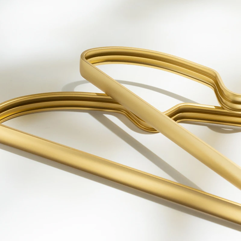 Вешалка для одежды матовая золотистая из алюминиевого сплава противоскользящая