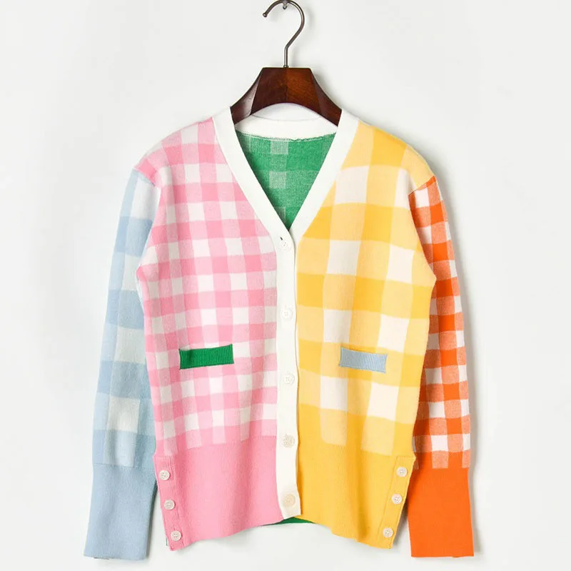 Женский трикотажный свитер в клетку однобортный разноцветный с V образным