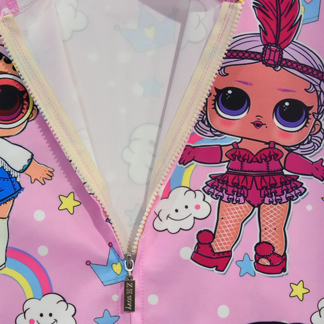 Популярная модель куртка с капюшоном и длинными рукавами изображением куклы из