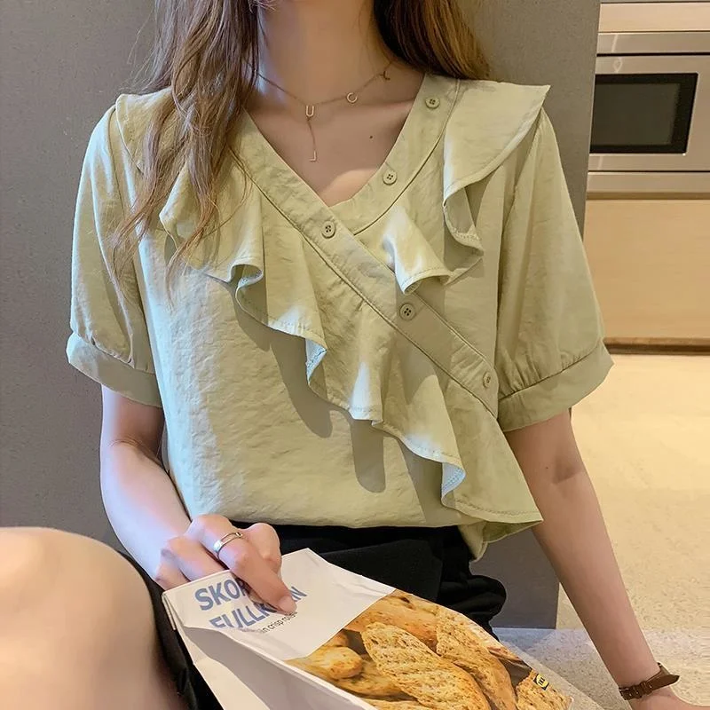 

Женская блузка свободного кроя с оборками