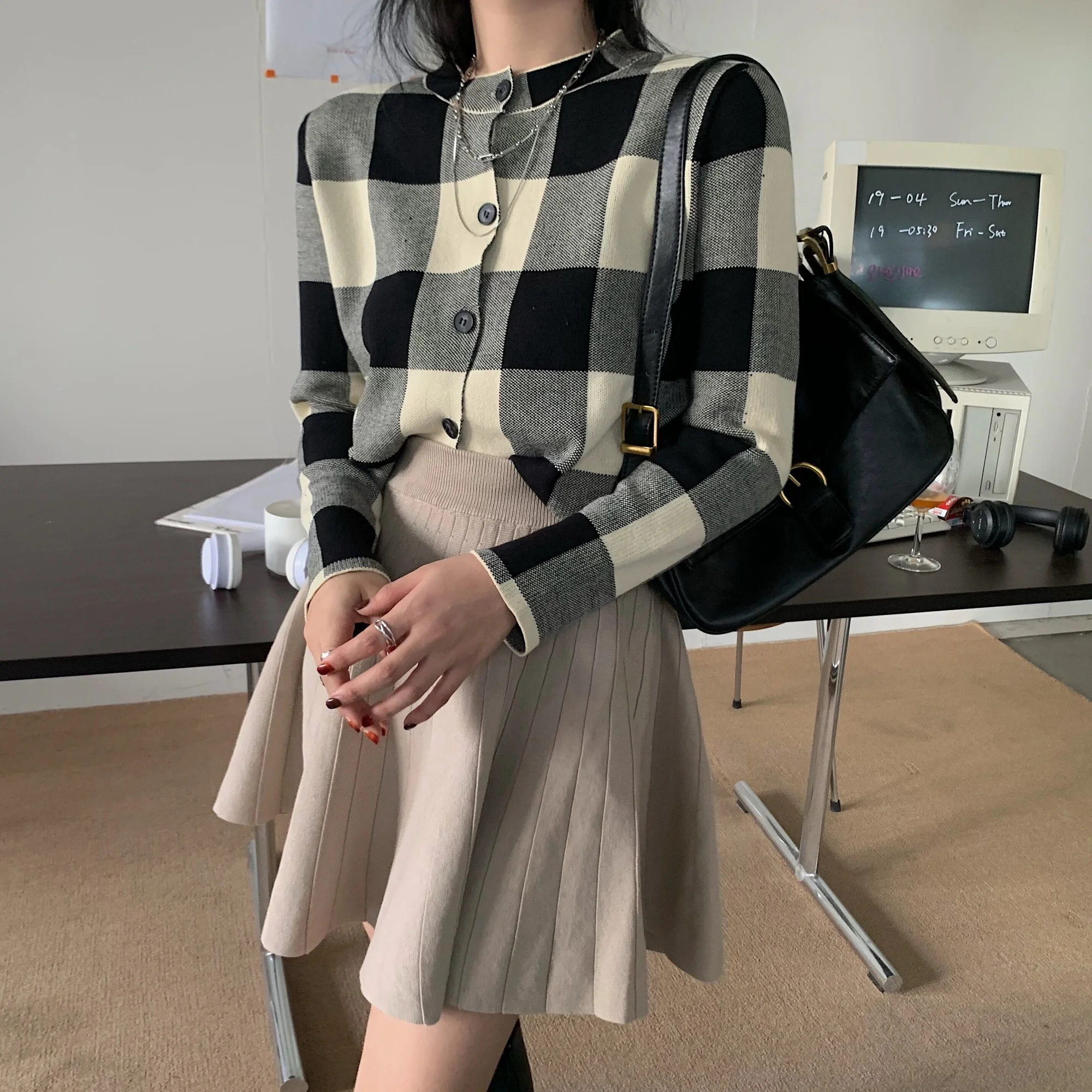 

Осенне-зимний вязаный клетчатый кардиган молочного чая + плиссированная юбка комплект из двух предметов