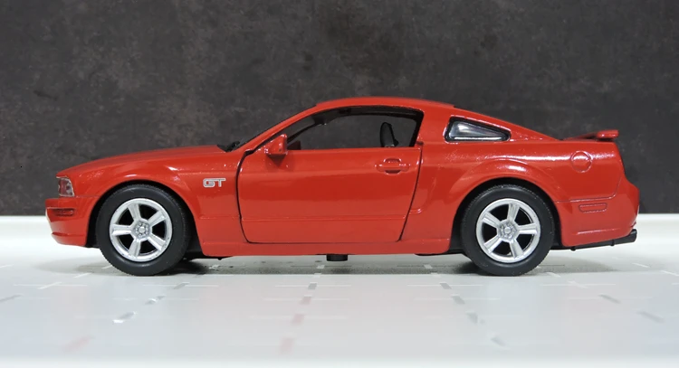 1/32 специальный литой металлический мускульный автомобиль Mustang GT 2005 домашний дисплей коллекция моделей игрушек для детей