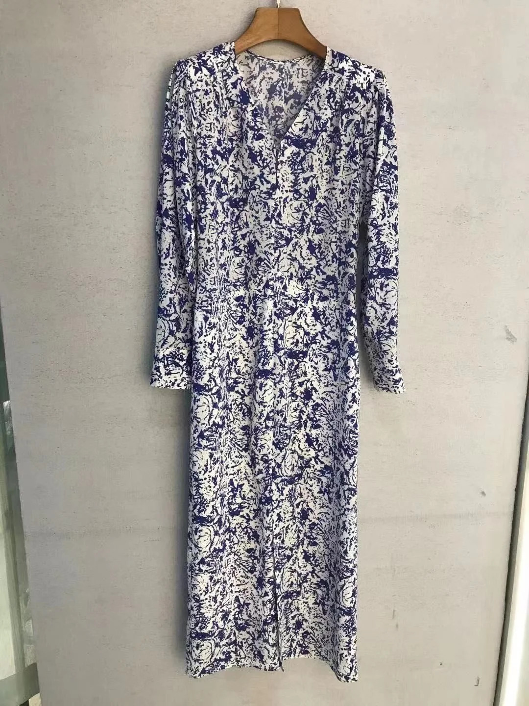 

2021 new Womans White Blue Abstract Print Midi Dress V-neck Long Sleeves Front Slit Fashion Long Silk Dress