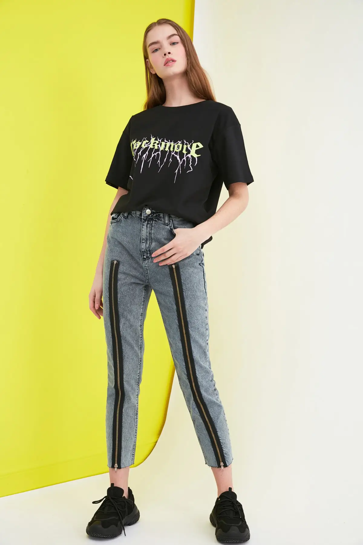 Джинсы на молнии с высоким берцем| |