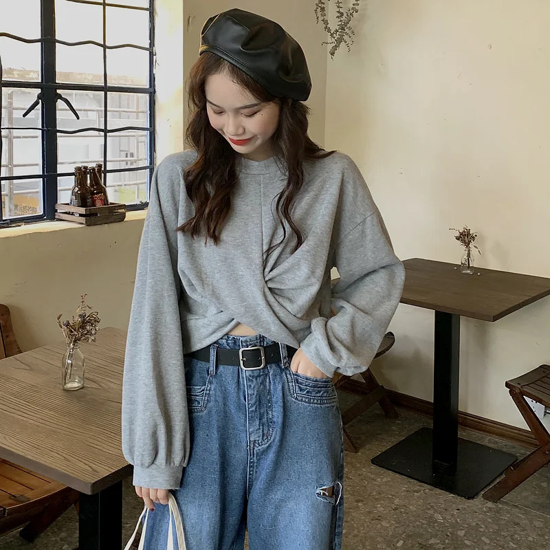 

High Waist Small T-shirt Hook Scheming Top Design Sense Autumn Slimming round Neck Long Sleeve Loose Cross Hem Short Sweater