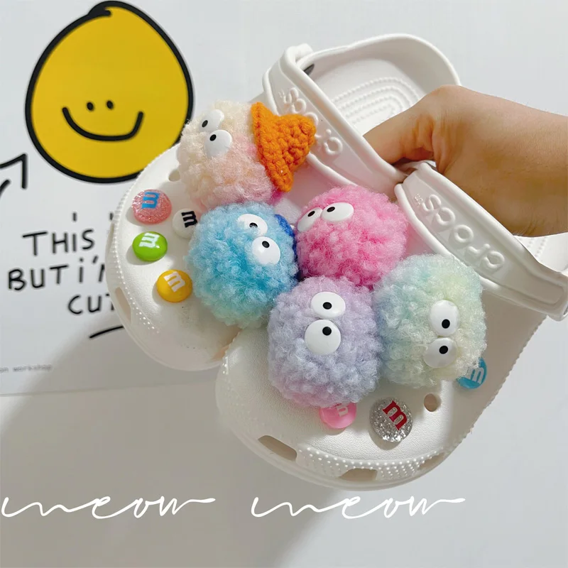 

2021 New Charms for Crocs DIY Cute Color Hat Fur Ball Croc Charms Designer Bundle High Quality Clogs Shoe Buckle Trend All-match