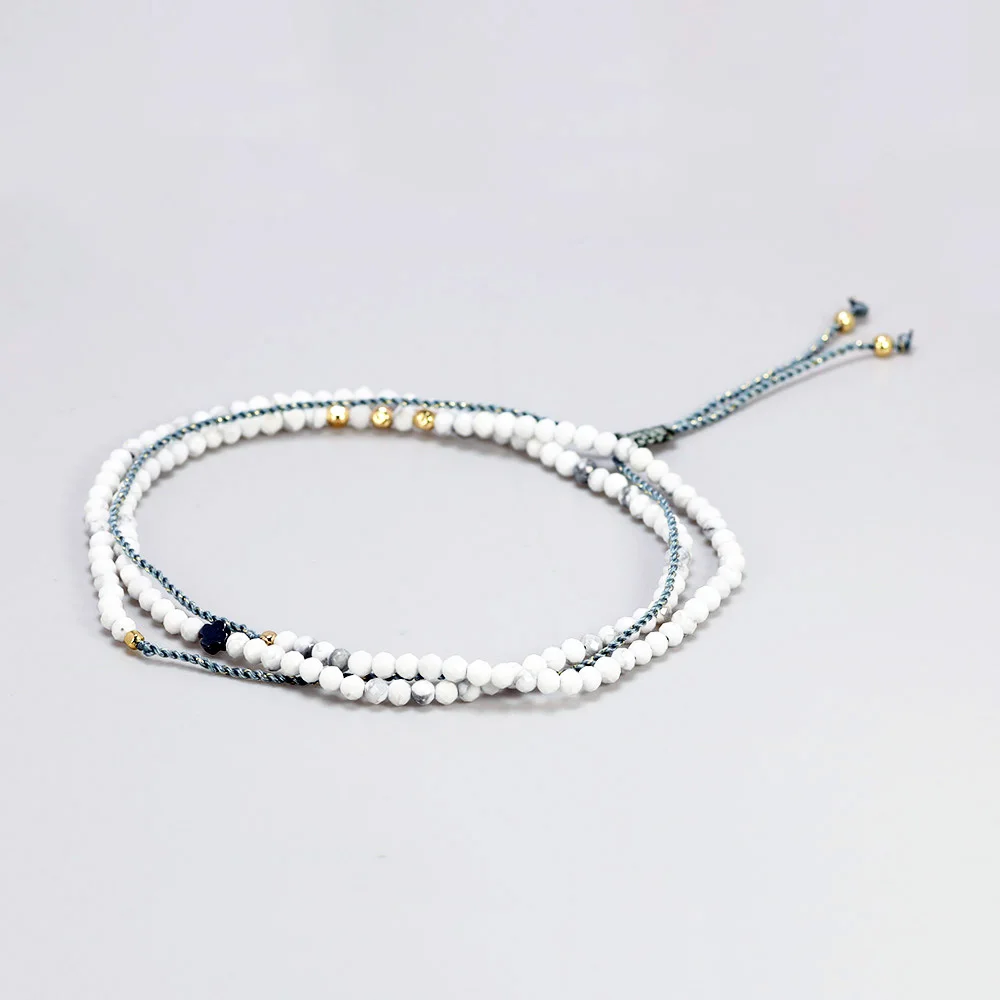 Женский многослойный браслет с бусинами и крестиком из красных нитей