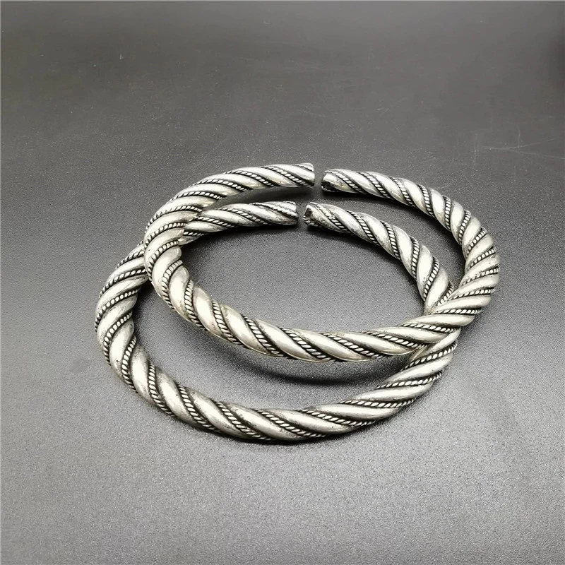 

China Old Tibet Carved A Pair Of Silver Bracelets