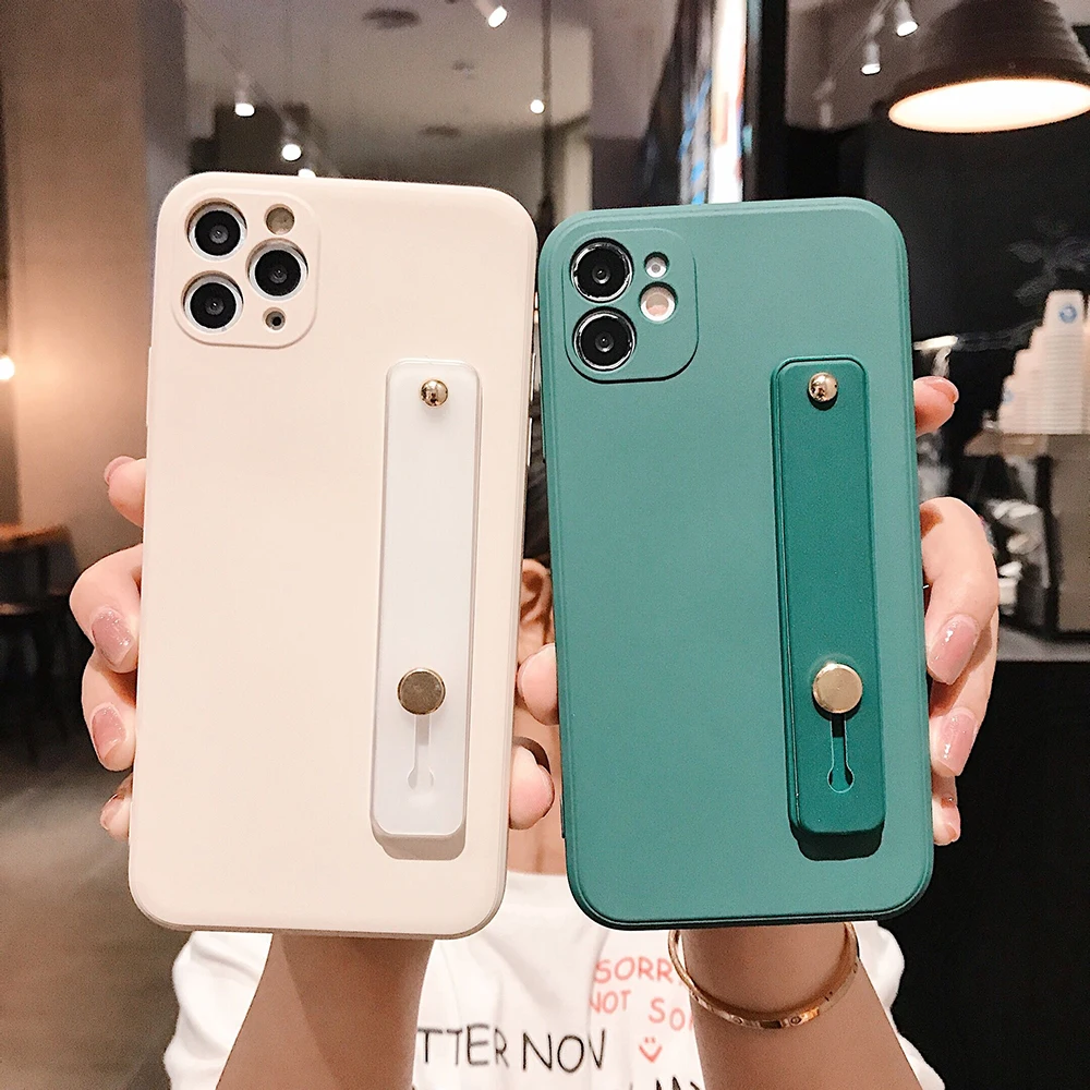 Квадратный однотонный чехол из жидкого силикона с ремешком на запястье для iPhone 12