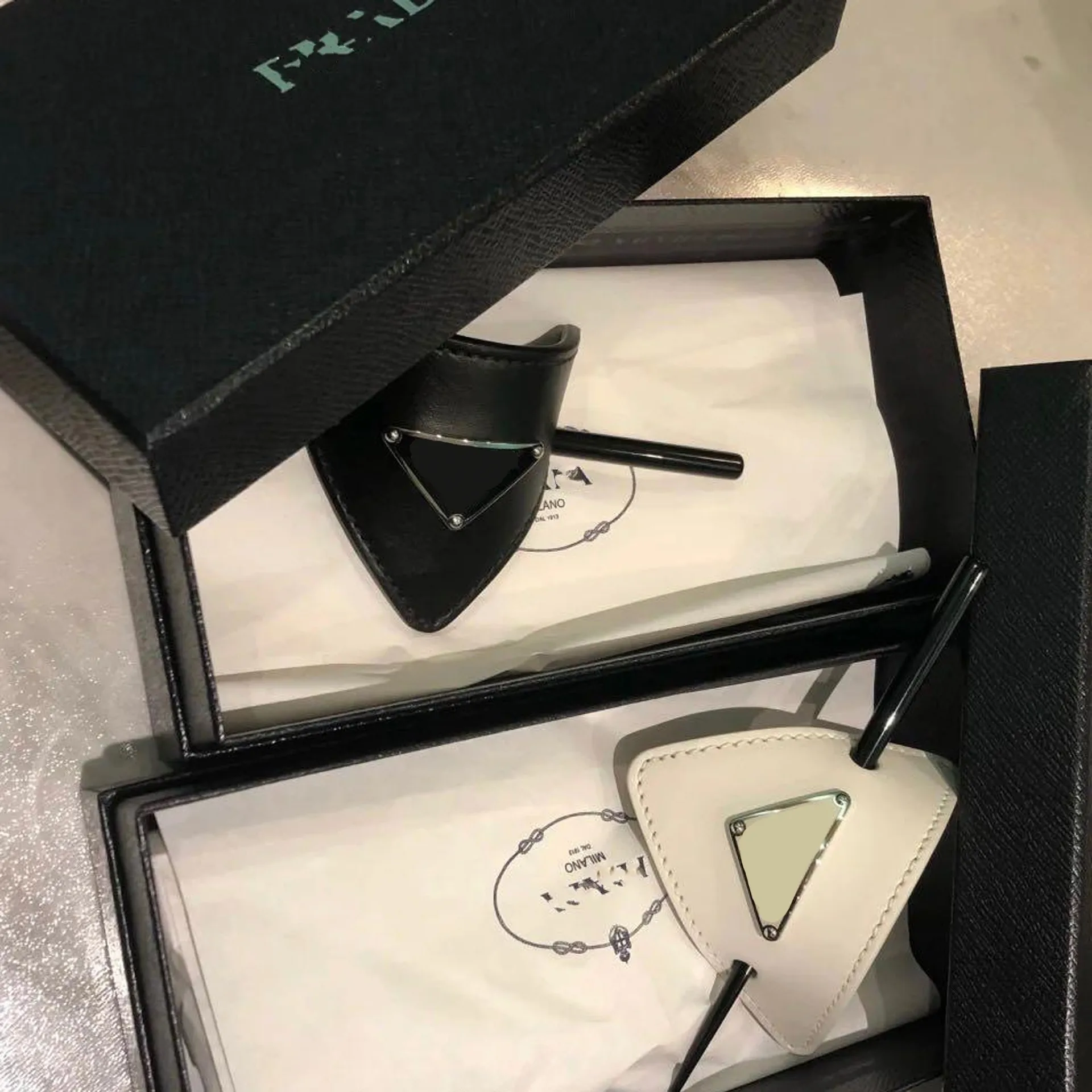 

Fashion Exquisite Custom Leather Hairpin Inverted Triangle Brand Hairpin INS Blogger Pushes Hairpin Female Net Red Same Hairpin