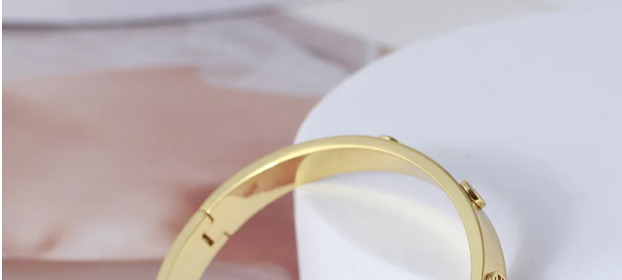 

Simple smooth convex circular hollow micro standard Bracelet.More photos please contact the seller
