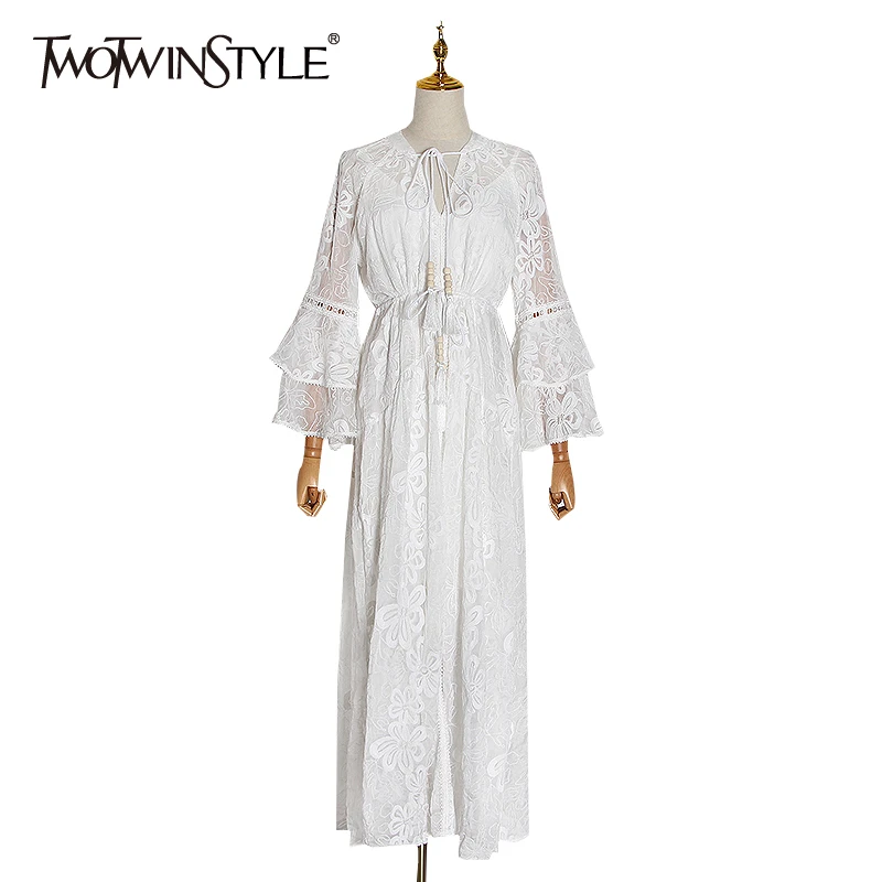 Платье с вышивкой TWOTWINSTYLE v-образным вырезом и расклешенными рукавами высокой