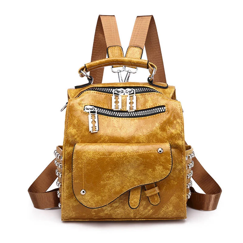 Женский уличный рюкзак с заклепками маленький повседневный из мягкой кожи в