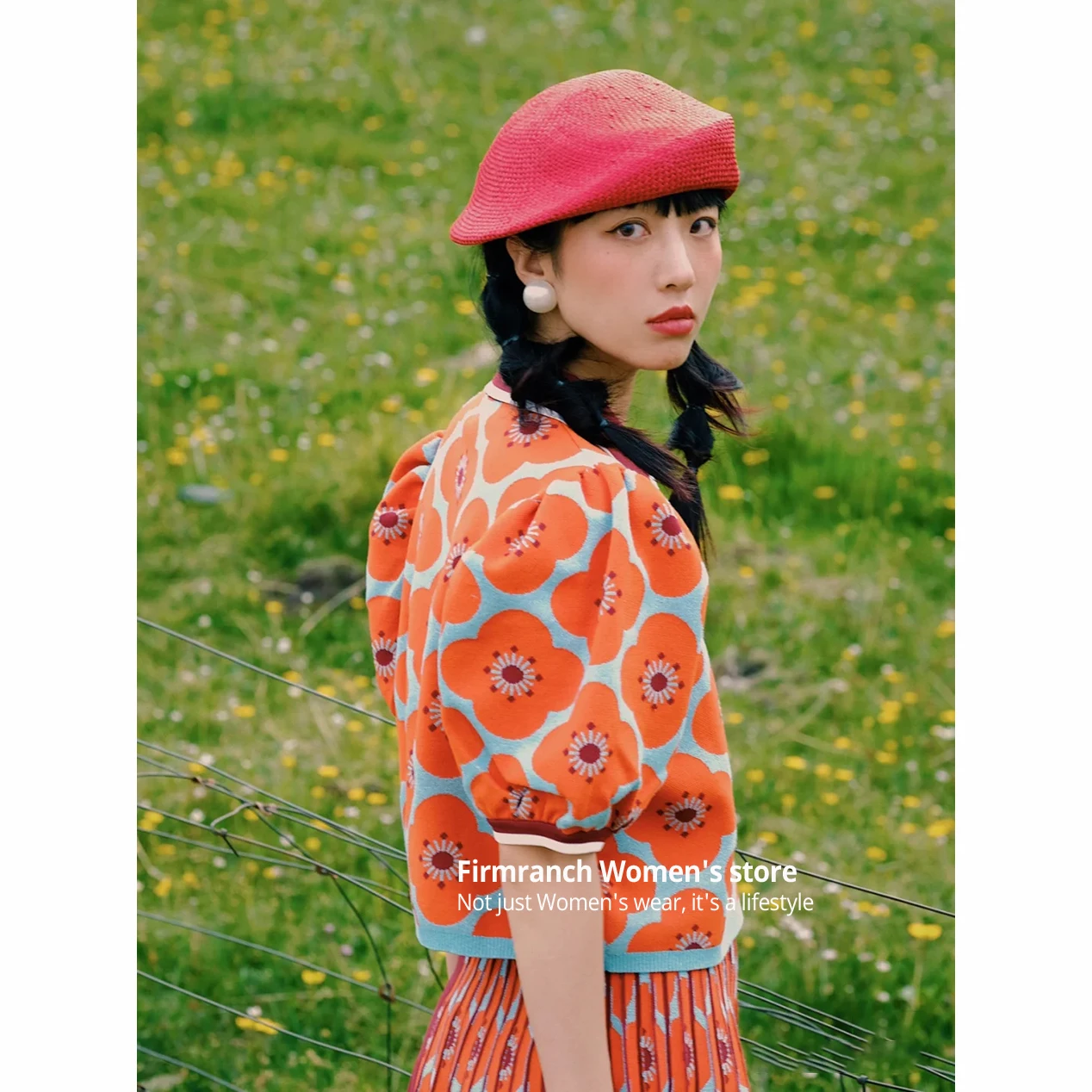 

Женский трикотажный костюм с цветочным принтом и асимметричной плиссировкой