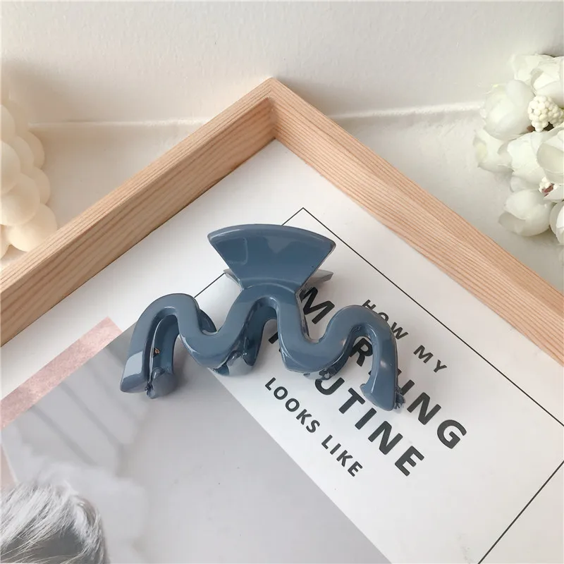 

Xwen 2021 New Fashion Simple And Fashionable Bathing Plate Hair Medium Wavy Shape Hair Catch Girl Princess Hair Accessories