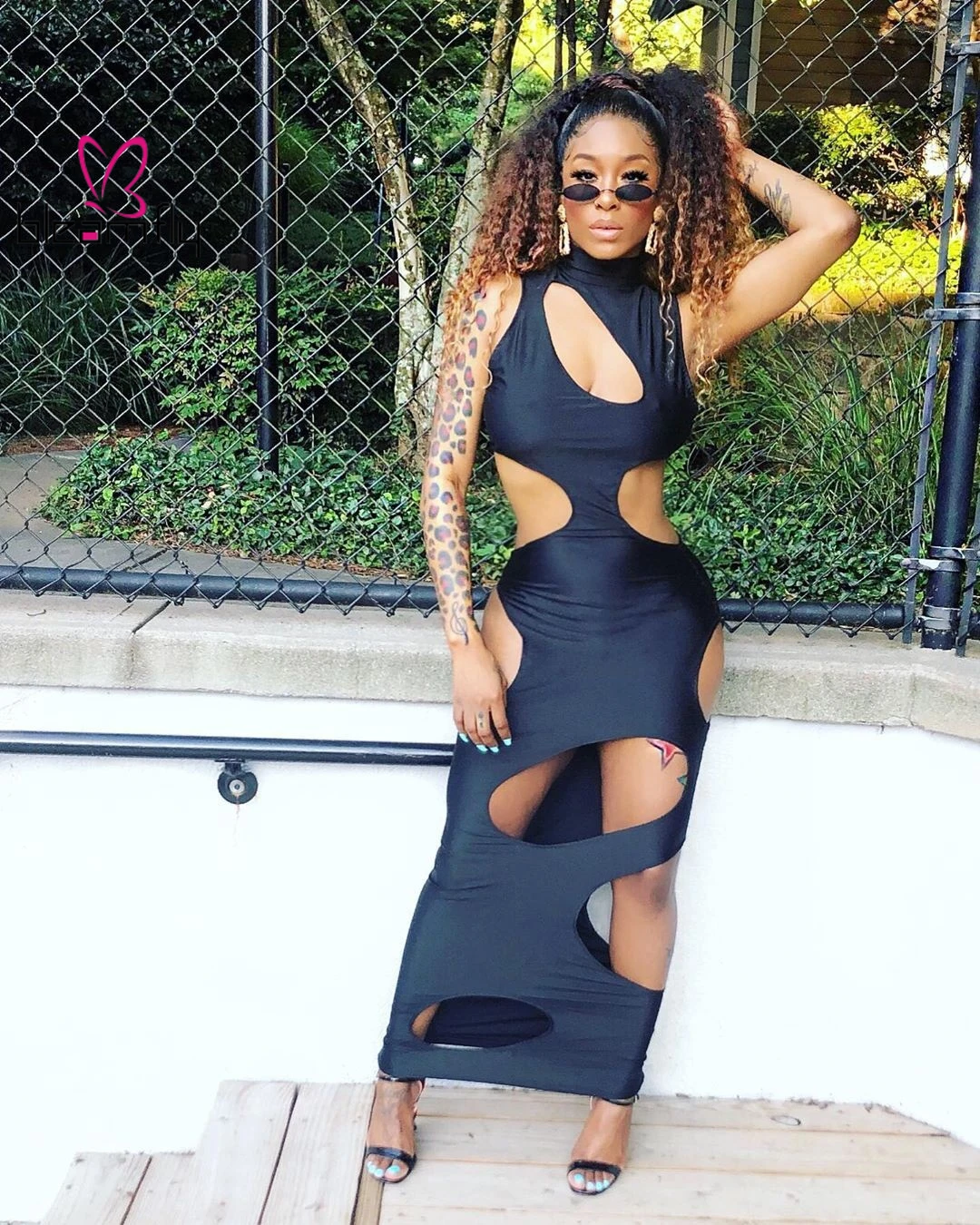 Осеннее женское платье с вырезами без рукавов со стоячим воротником макси миди