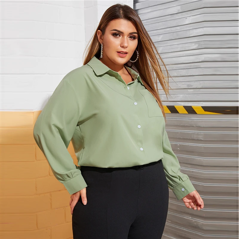 SHEIN плюс Размеры зеленый с передним карманом: Однотонная рубашка, блуза Для женщин Демисезонный отложной воротник длинный рукав Повседневное плюс Топ Блузки