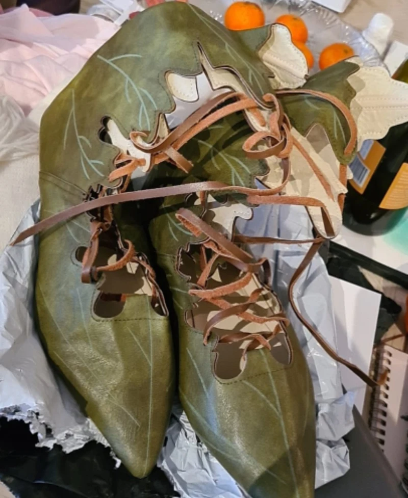 Женская обувь в готическом средневековом ретро стиле со шнуровкой виде листьев