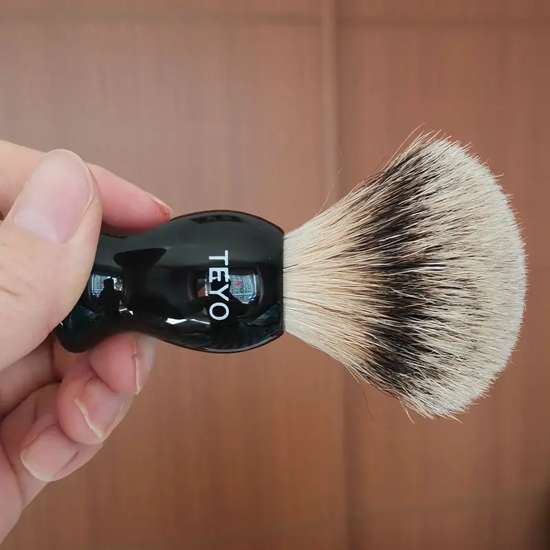 Бритвенная щетка TEYO Silvertip из барсука с полимерной ручкой идеально подходит для