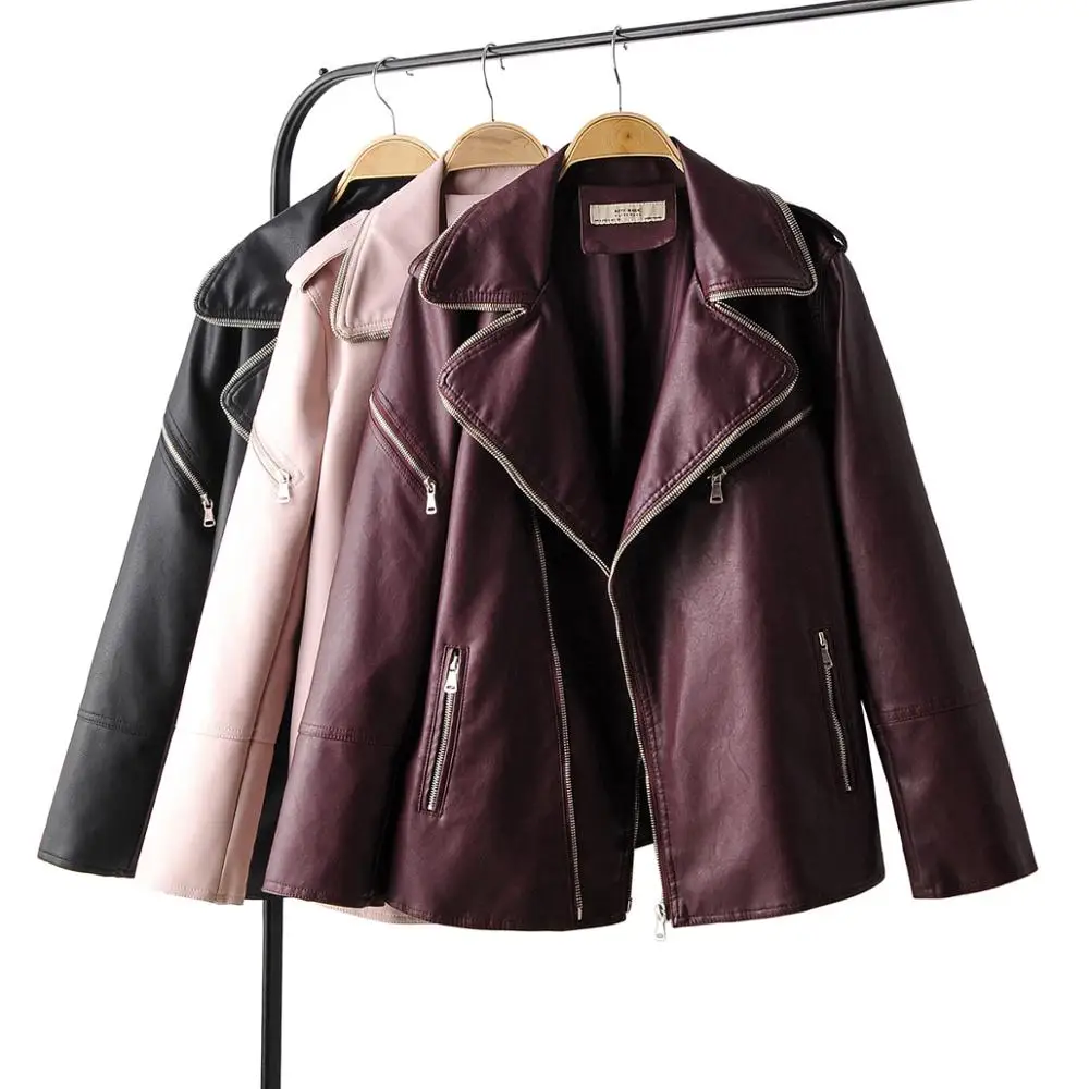 Женская кожаная куртка с длинным рукавом и поясом черная на молнии отложным