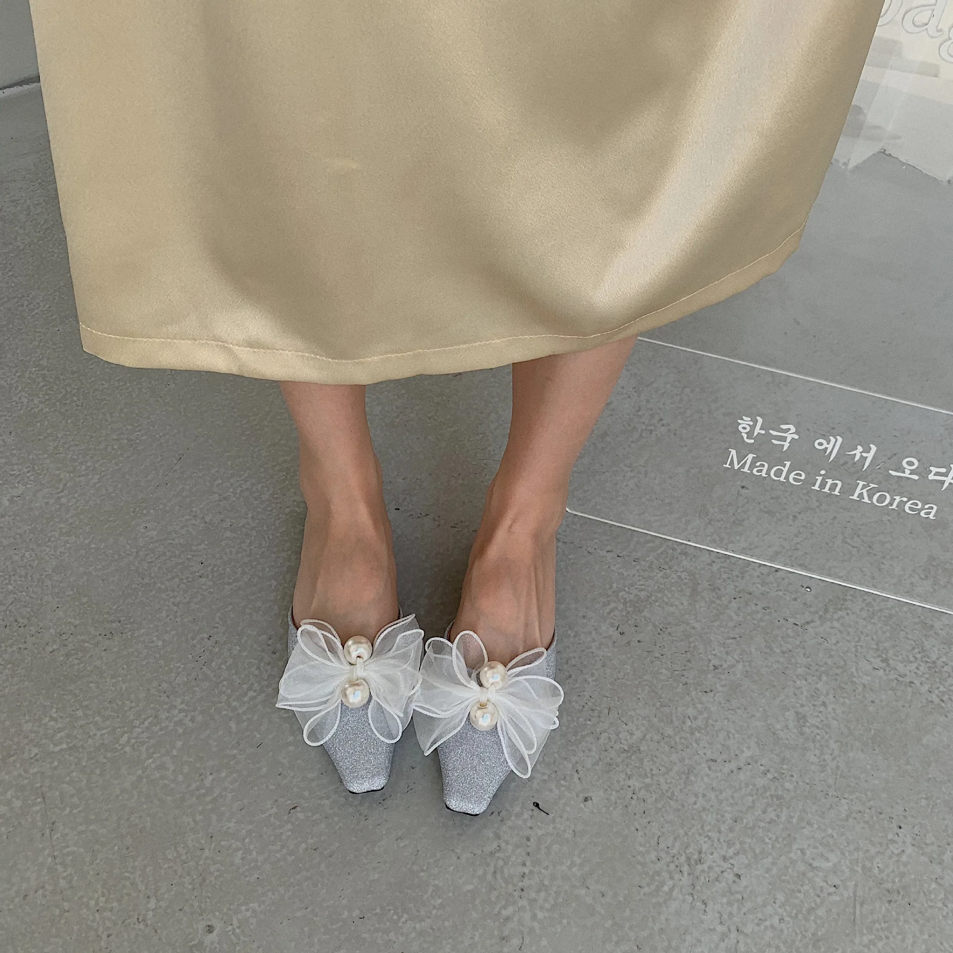 

Female Shoes Loafers Womens Slippers Outdoor Slides Mules Sexy String Bead Butterfly-Knot Cover Toe 2021 Flat Sweet Rubber Butte