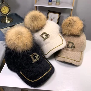 Шапка с помпоном из натурального меха енота, новинка, Женская осенне-зимняя теплая шапка, шапка с золотыми буквами, 55 см, шапки для студенток