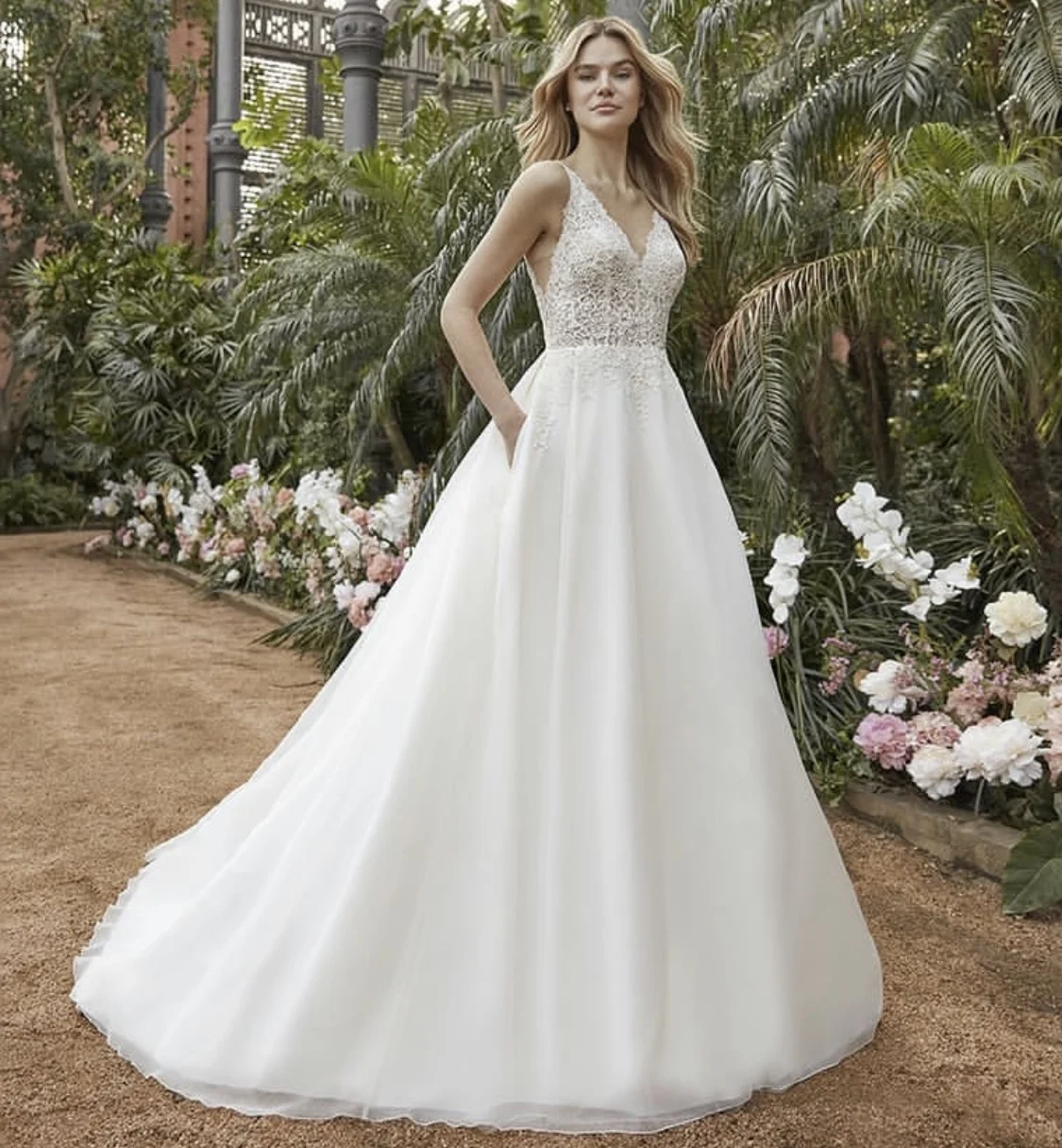 

Wedding Dress A-Line V-Neck Tank Lace Appliques Sequined Backless Sleeveless Floor Length Sweep Train Elegant Bride Gown 2021