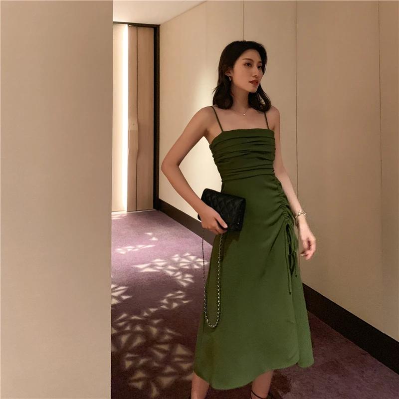 Женское летнее облегающее платье на тонких бретельках зеленое нестандартное