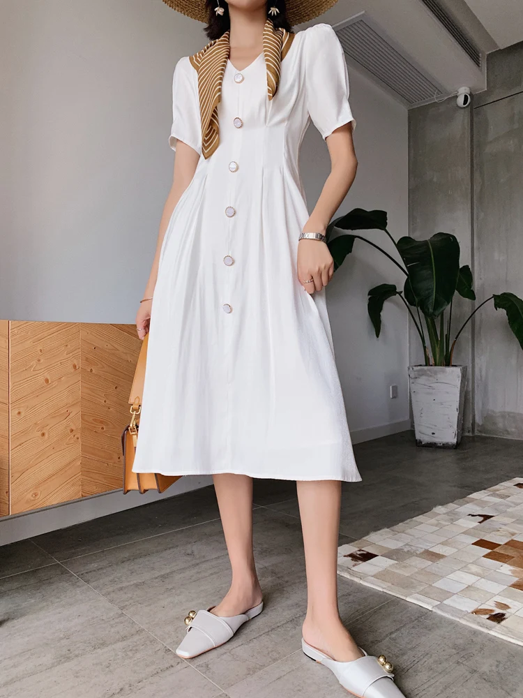 Женское однобортное атласное платье средней длины белое с V образным вырезом и