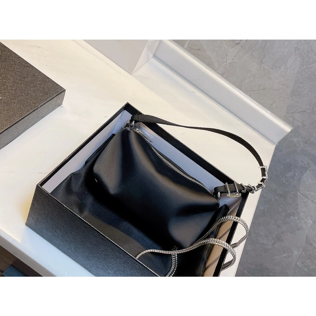 

New nylon men and women large-capacity fashion handbag messenger bag clutch