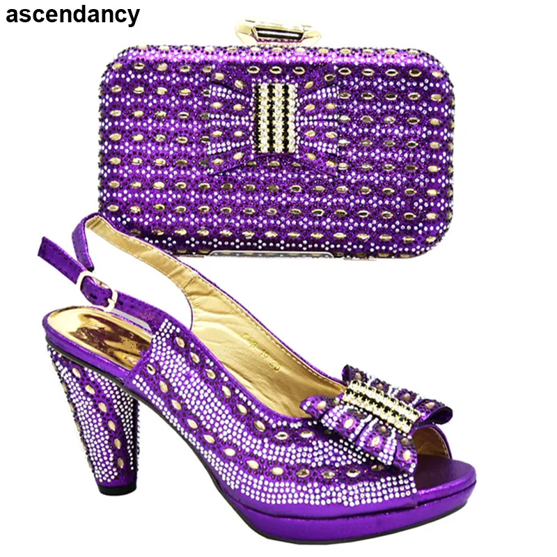 Комплект из туфель и сумочки фиолетового цвета в африканском стиле итальянский
