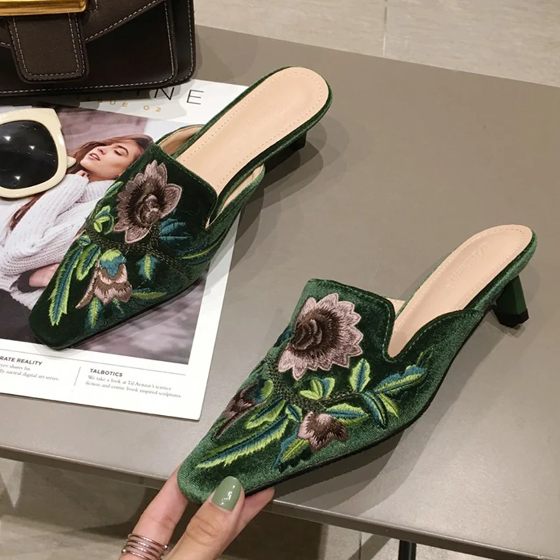 

Женские замшевые шлепанцы без застежки, сандалии из флока с цветочной вышивкой и квадратным носком, повседневные мюли зеленого цвета на низ...
