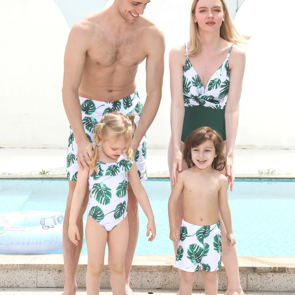 

Fashion 2022 Summer Family Matching Swimwear Leaf Pattern Mother Daughter Swimsuits Rompers Father Son Swimming Shorts Beachwear