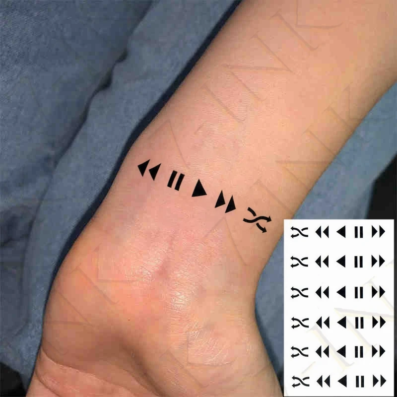 Татуировка переводная ненастоящая маленькая перекрестная за ухом на пальце