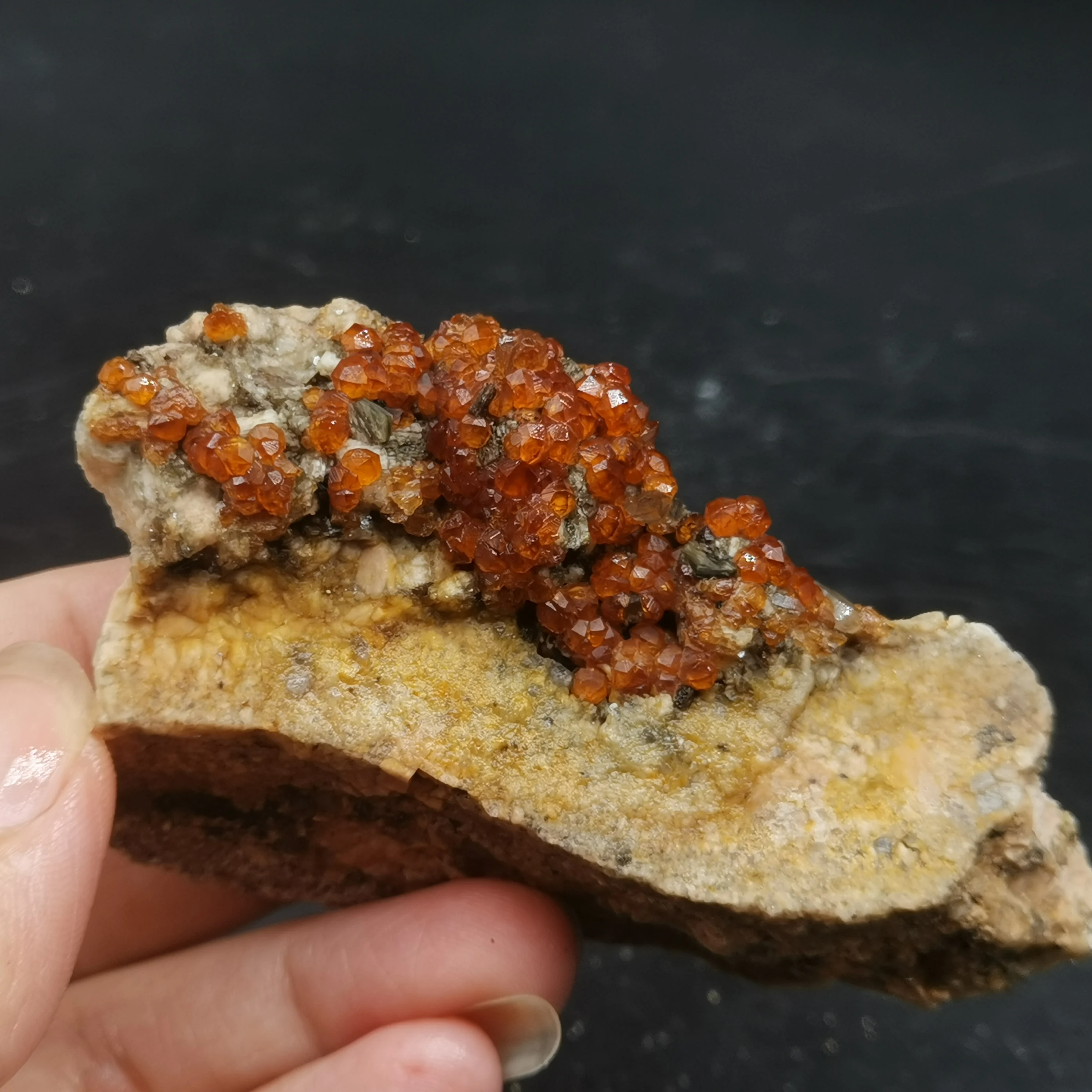 

71 г. Редкий натуральный гранат, кристалл шестигранной точки, Фелдспар, слюда, латунь, мультиминеральный кристалл, симбиотик, гало, энергетич...