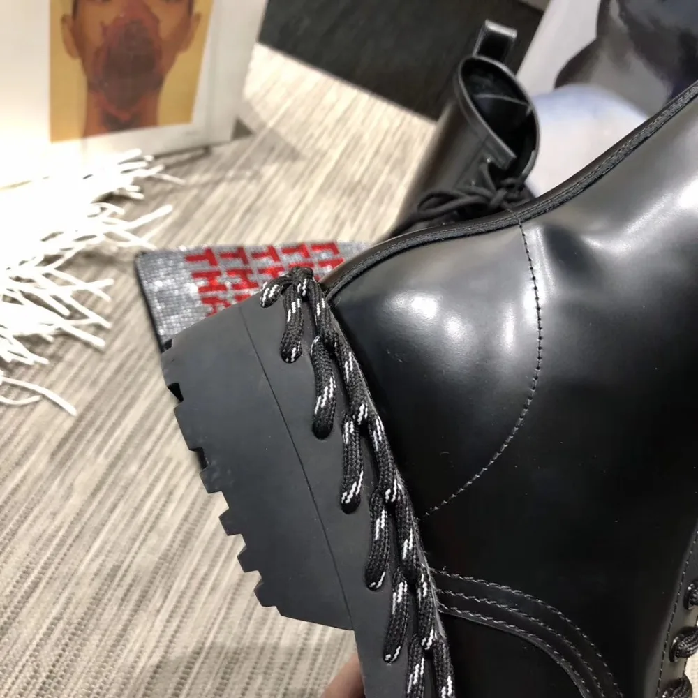 Zapatos de mujer; женские ботильоны из натуральной кожи черного цвета; модные шнурки; Ботинки martin с декором; сезон весна-зима; теплые короткие ботинки