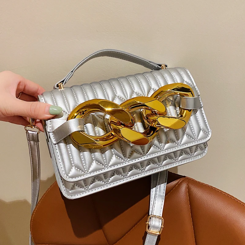 

Стильные Золотые сумки на цепочке для женщин, женская сумка 2022, женская маленькая брендовая модная женская сумка-мессенджер на плечо с клап...