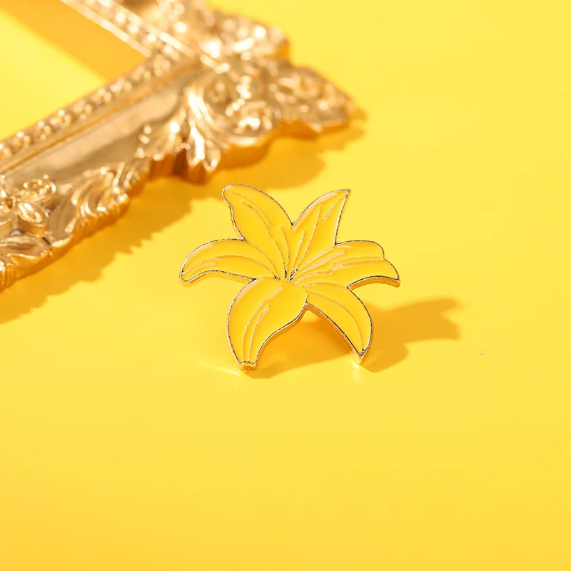 

Small Fresh Yellow Lily Close Brooch All-matched Simple Design Floral Plant Fox Brooch Fashionable Women Jewelry For Friend Gift
