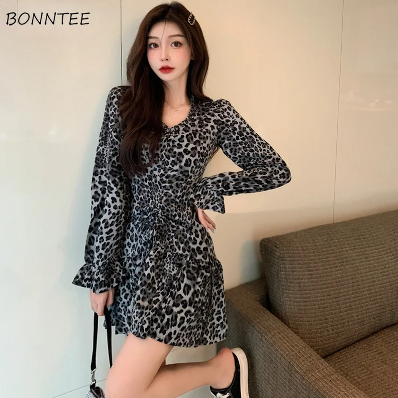 

Женское леопардовое платье-трапеция с длинным рукавом и V-образным вырезом