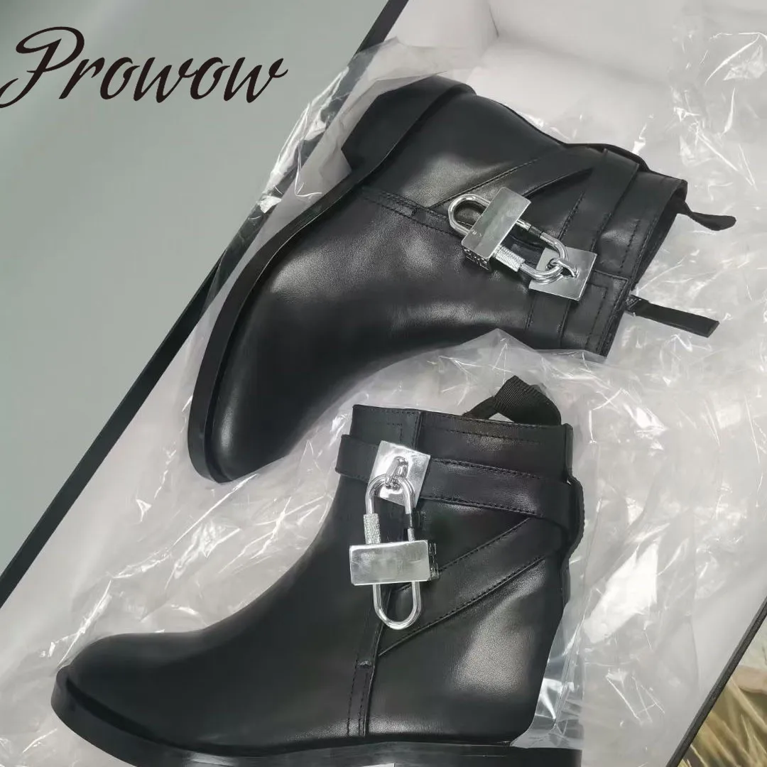 

Ботильоны из натуральной кожи с металлическим замком и молнией по бокам