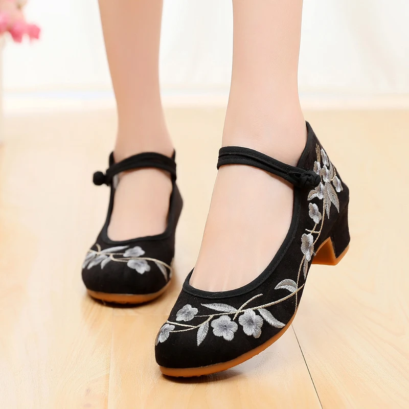 

В китайском стиле; Туфли Чонсам с круглым носком с вышивкой в народном стиле, состоящий из; Винтаж Виктория на низком каблуке, с круглым носк...