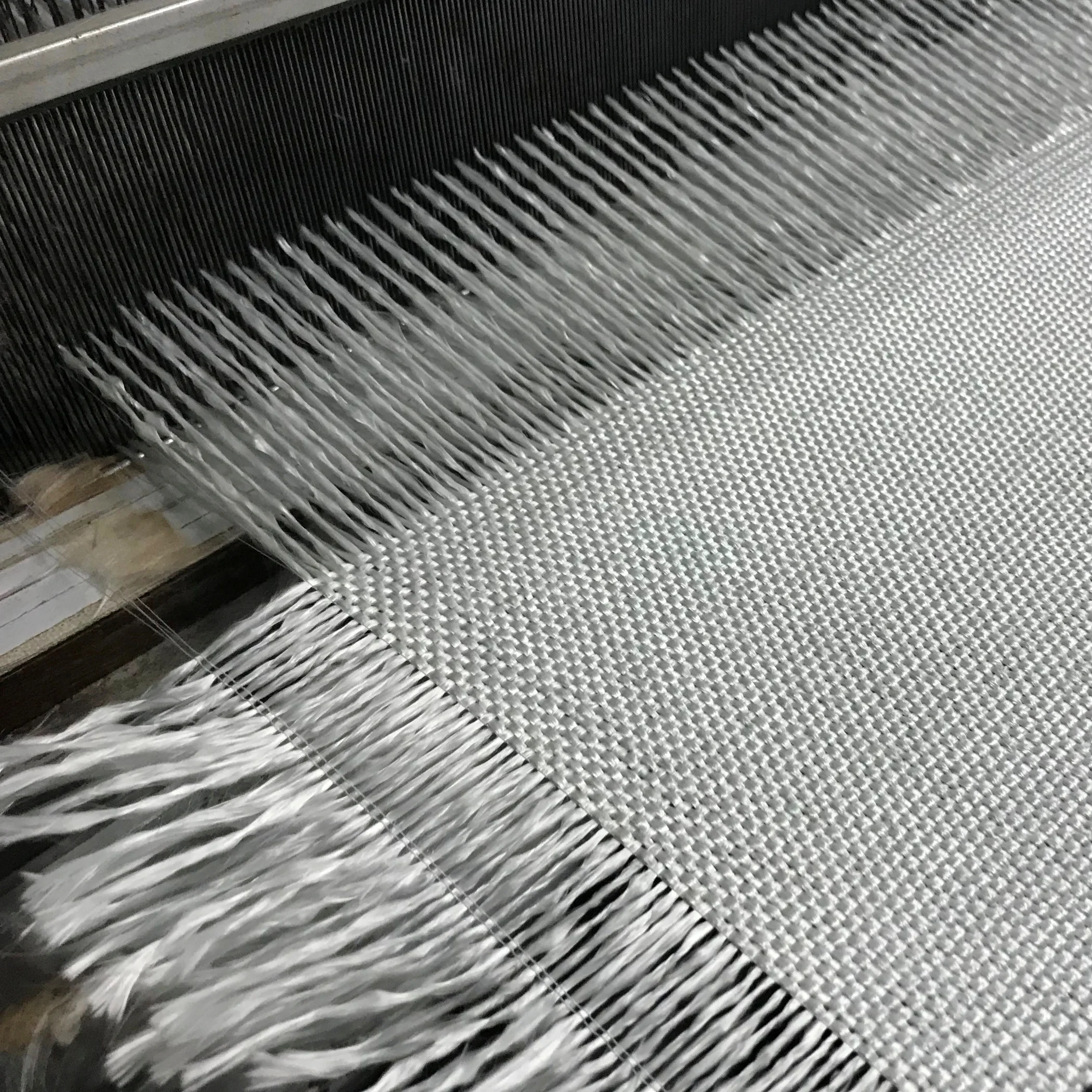 200gsm E-glass устойчивая к разрыву стекловолокно простого переплетения ткань с резким покрытием усиленная ткань ширина 1 м