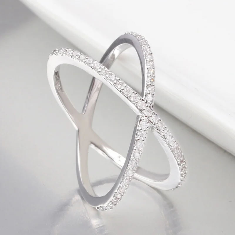 Роскошное кольцо из серебра 925 пробы с инкрустированным фианитом роскошное