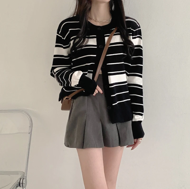 

Black and White Retro Striped Long Sleeve Cardigan Ladies Sweater