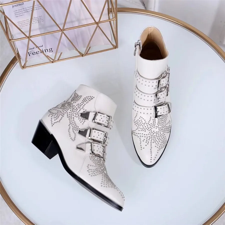 white leather Популярные женские ботильоны из натуральной кожи с заклепками; зимние ботинки для подиума на не сужающемся книзу массивном каблуке; ковбойские мотоциклетные ботинки с пряжкой - Цвет: white leather