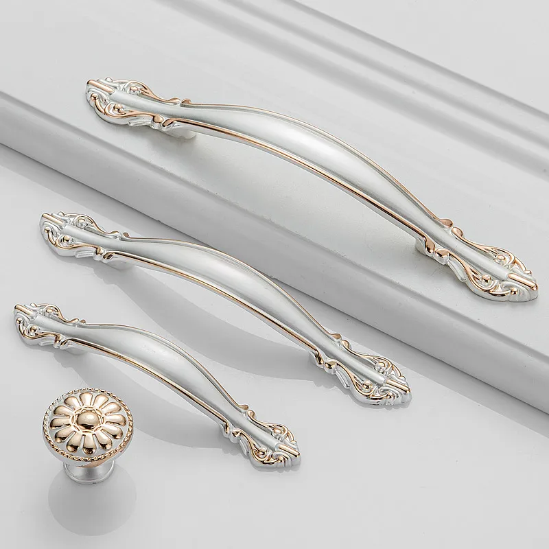 Дверные ручки современные и сдержанные цвета слоновой кости маленькая