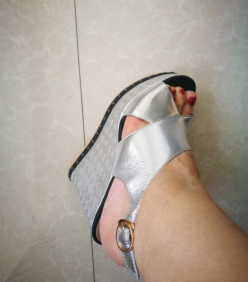 Подглядывать высокий каблук экстремальный Slingback фетиш заклепка обувь насосы Серебряный шпилька платформа клинья сандалии лето женщины Настоящая кожа Лето